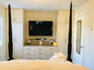 Getaway Carriage House - Great Location! Private!