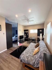 The studio apartment in Clairemont - New AC unit