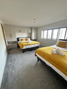 Stylish 2-Bed 2-Bath Apartment, Parking, Woking