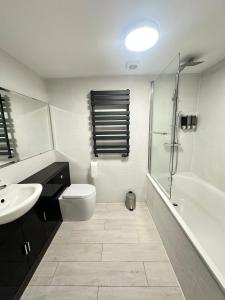 Stylish 2-Bed 2-Bath Apartment, Parking, Woking