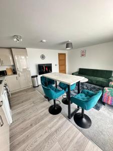 Stylish 2-Bed 2-Bath Apartment, Parking, Woking