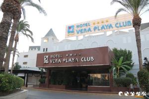 Bajo con Jardín junto al mar de vera playa