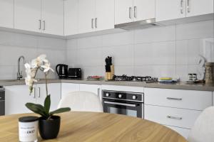 2-Bed Rosebud Apartment with BBQ & Garden