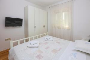 Family-friendly apartments with swimming pool Biograd na Moru, Biograd - 23754