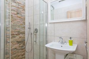 Family-friendly apartments with swimming pool Biograd na Moru, Biograd - 23754