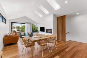 Luxury Riverside Escape with Fire Pit Pizza Oven River Views