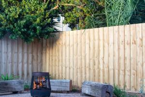 Luxury Riverside Escape with Fire Pit Pizza Oven River Views