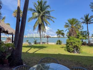 Enjoy a garden with lake and beautiful view in HZ