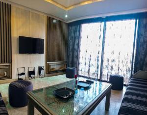 Elegant Luxurious Apartment with Parking and Pool