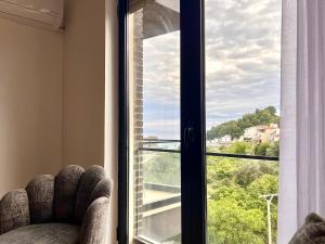 AMAS 1BR Ap 1 - Parking, Sea View & Kitchen