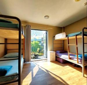 Bed in 4-Bed Mixed Dormitory Room room in Boardrider Backpackers and Budget Motel