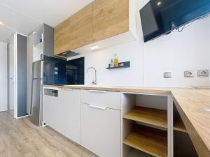 Mobil-Home Confort 4 Pers, à 200m Plage, Terrasse, Piscine Chauffée, Parking, Wi-Fi Gratuit - FR-1-361A-83