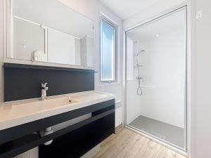 Mobil-Home Confort 4 Pers, à 200m Plage, Terrasse, Piscine Chauffée, Parking, Wi-Fi Gratuit - FR-1-361A-83