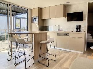 Mobil-home 3 chambres avec piscine chauffée, proche plage et commerces - FR-1-361A-16