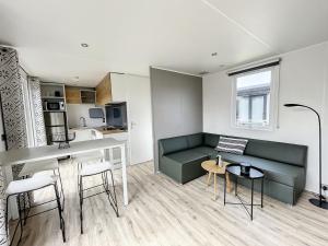 Maisons de vacances Mobil-home Grand Confort proche plage avec piscine chauffee, fitness et parking, Jullouville - FR-1-361A-17 : photos des chambres
