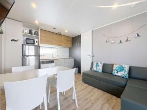 Maisons de vacances Mobil-home Grand Confort: 2 ch, piscine, plage a 200m, parking, wifi - FR-1-361A-96 : photos des chambres