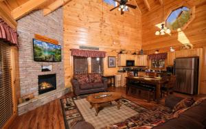 Bearfoot Memories - Large Game Room, Outdoor Hot Tub + Community Pool Access