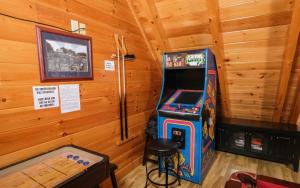 Bearfoot Memories - Large Game Room, Outdoor Hot Tub + Community Pool Access