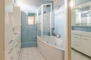 Appartements Appartement avec vue sur la Tour Eiffel entre Paris et Disneyland : photos des chambres