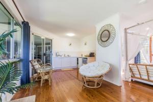 Palms in Paradise - pet friendly airconditioned beach house