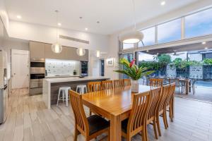 Bird on a Wire - 52 Mudlo Street, Port Douglas