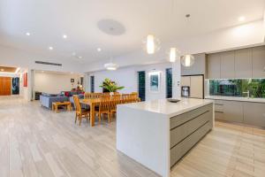 Bird on a Wire - 52 Mudlo Street, Port Douglas