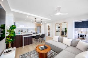 New Upscale 21st Floor Waikiki Banyan Steps to Beach with Parking