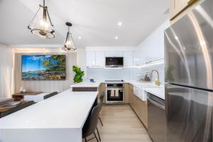 New Upscale 21st Floor Waikiki Banyan Steps to Beach with Parking