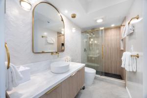 New Upscale 21st Floor Waikiki Banyan Steps to Beach with Parking