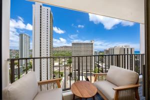 New Upscale 21st Floor Waikiki Banyan Steps to Beach with Parking