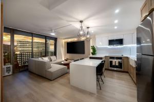 New Upscale 21st Floor Waikiki Banyan Steps to Beach with Parking