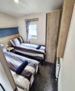 New 2 bed holiday home with decking in Rockley Park Dorset near the sea