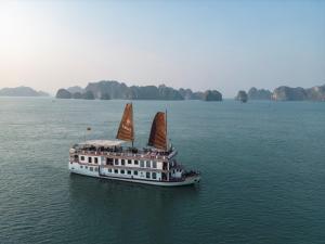 Heritage Line Violet Cruise - Halong Bay & Lan Ha Bay