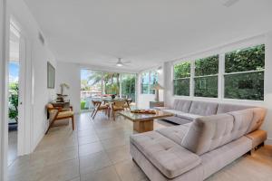 Suite by Beach Waterfront Lago Key Two