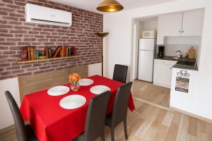 Mini cocon de 20m2 au Rêve Dazur plage de la Nartelle avec 1 chambre et sdb, 1 salon avec kitchenette, terrasse, piscine partagée, parking et BBQ