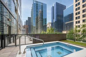 Loop 1BR w Gym Pool nr Financial District CHI-233