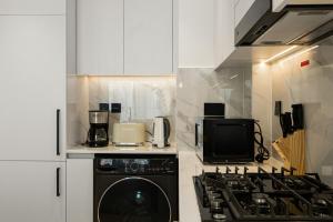 Luxury 1BR Apt Binghatti Amber Prime Location