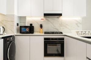 Luxury 1BR Apt Binghatti Amber Prime Location