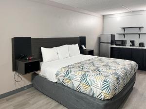 Queen Room - Disability Access - Non-Smoking room in Motel 6-Council Bluffs IA - Omaha East