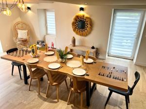 Maisons de vacances Koquillage, Cozy House with Hot Tub, GR34, 10 people : photos des chambres