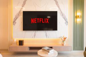 KeyRock Living - Golf Gate Apt with Pool Access