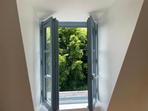 Charmant appartement 2 chambres entièrement rénové avec parking au calme tout en étant à deux pas des commerces et restaurants