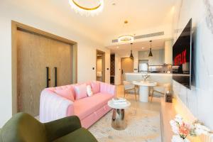 KeyRock Living - Golf Gate Apt with Pool Access