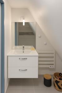 Charmant appartement 2 chambres entièrement rénové avec parking au calme tout en étant à deux pas des commerces et restaurants