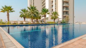 KeyRock Living - Golf Gate Apt with Pool Access