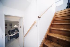 Charming Retro Retreat with Cozy Nights and Sweet Treats close to PA