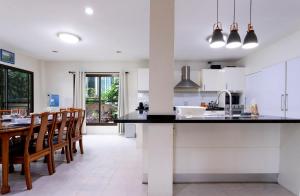 5 BR Villa w Pool - Old City 7 Min Walk - Family Friendly - Ping-Pong Table