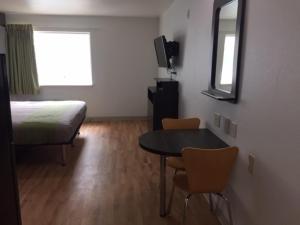 Quadruple Room - Disability Access - Roll in Shower room in Studio 6 Burleson