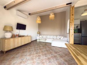 Maisons de vacances L-Inoubliable, Mazet climatise pour 8 personnes avec tennis et piscine collective a Valcros, La Londes-Les-Maures : Maison 2 Chambres