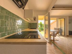 LInoubliable, Mazet climatisé pour 8 personnes avec tennis et piscine collective à Valcros, La Londes-Les-Maures